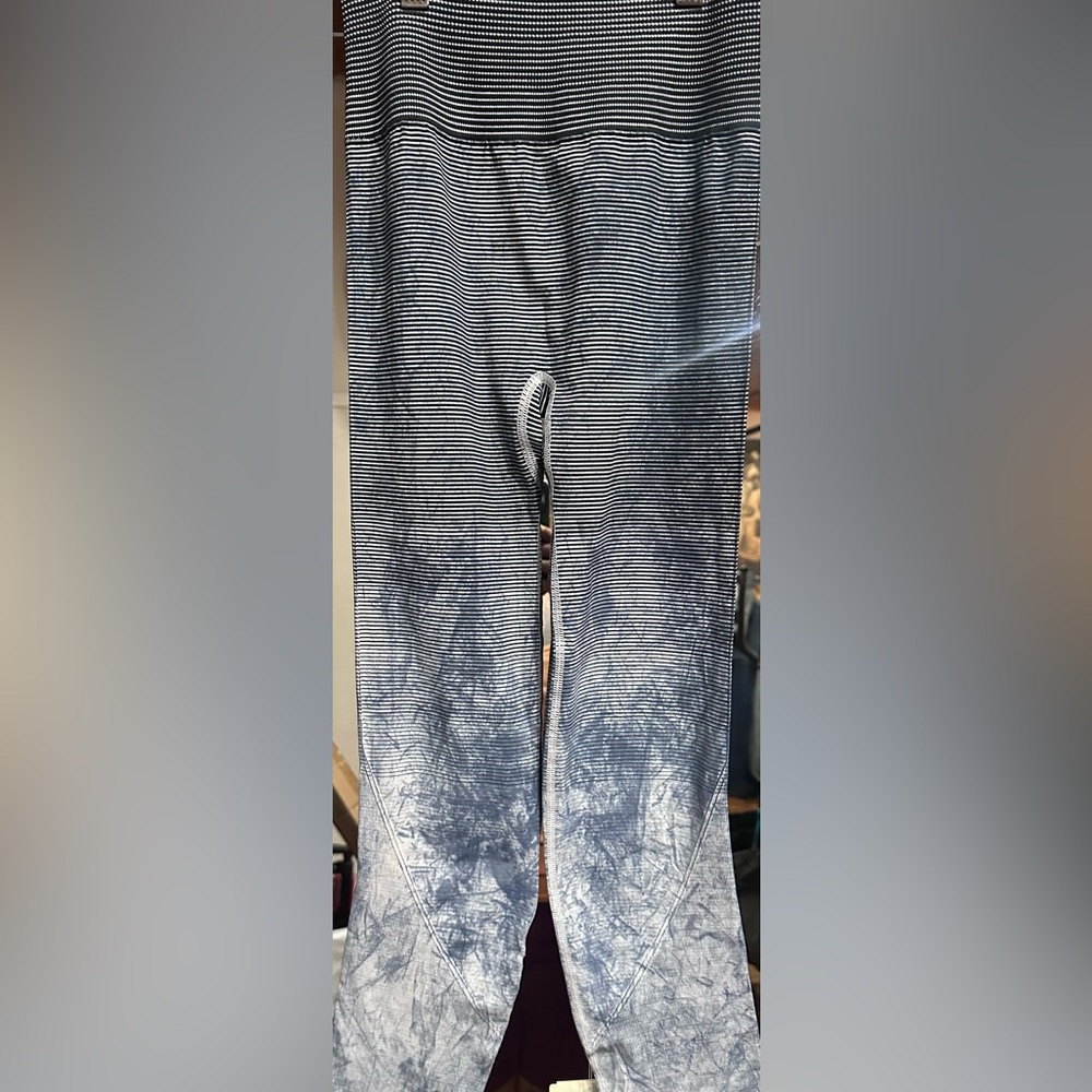 Lululemon Athletica Black and White Leggings Sleek Fit